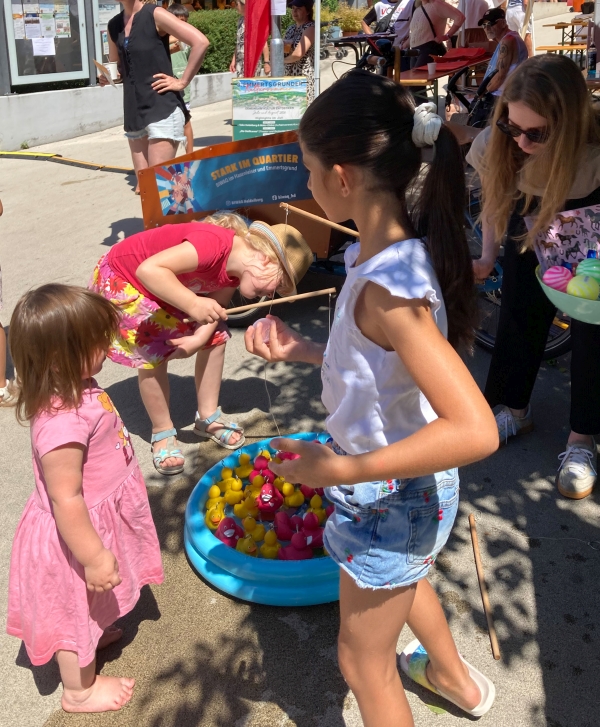 Das Enten-Angeln am Infostand von BIWAQ war auch wegen der Preise sehr beliebt. Foto: wa