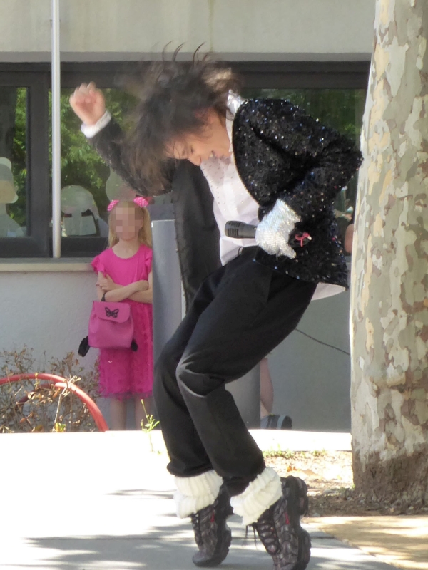 Michael Bedzeti aus der Klasse 3c der Emmertsgrundschule trat als Michael Jackson zu dessen Lied Billy Jean auf. Foto: hhh