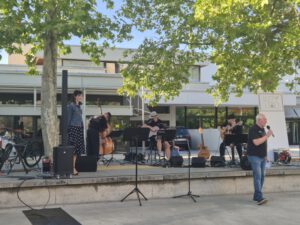 Christoph Ecken begrüßt die Band und die Gäste