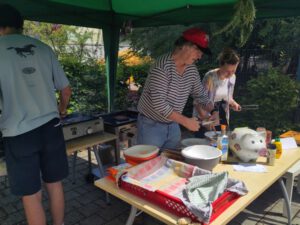 Fleißige Helfer: Robin Münker (von hinten), Klaus Hommel, Rebekka Zimmermann