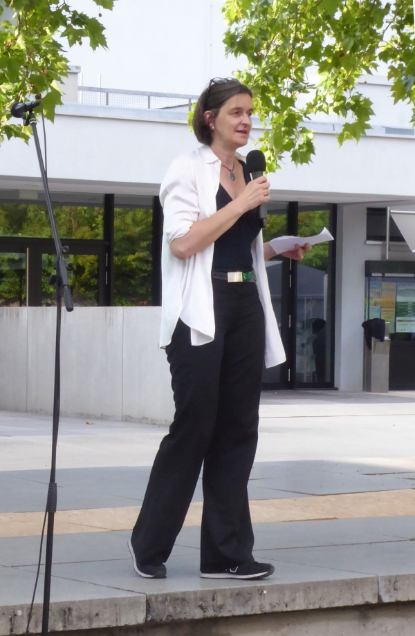 Kulturbürgermeisterin Martina Pfister sprach das Grußwort zur Eröffnung des 3. Emmertsgrunder Kultursommers (Foto: Fritz Zernik).