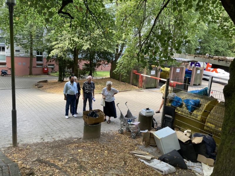 Schon auf dem Weg zum eigentlichen Treffpunkt kam man an einer Anhäufung von „Sperrmüll“ vorbei. Rechts: Beschwerdeführerin Judith Foltz.