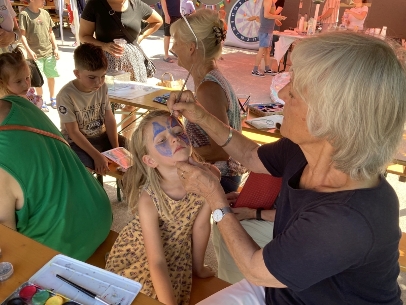Das Angebot des Kulturkreis Emmertsgrund-Boxberg zum Kinderschminken war beliebt. Auf dem Foto: Vorstandsmitglied Ulrike Jessberger. Foto: wa