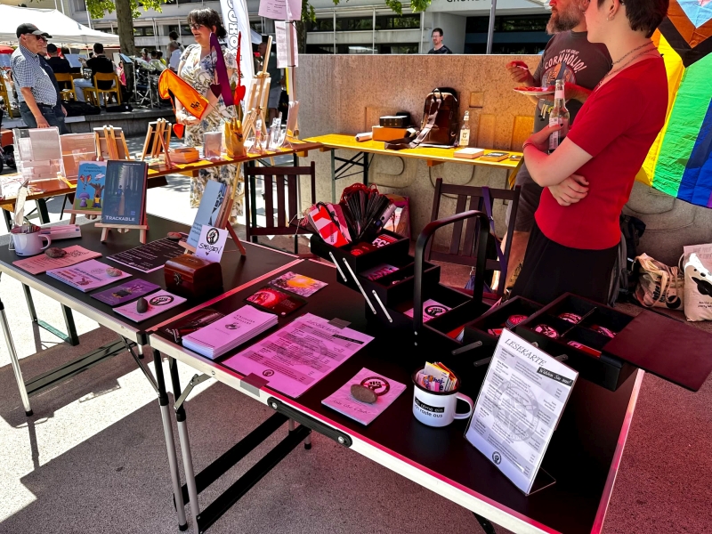 Ein Stand mit viel Infomaterial und Lesestoff