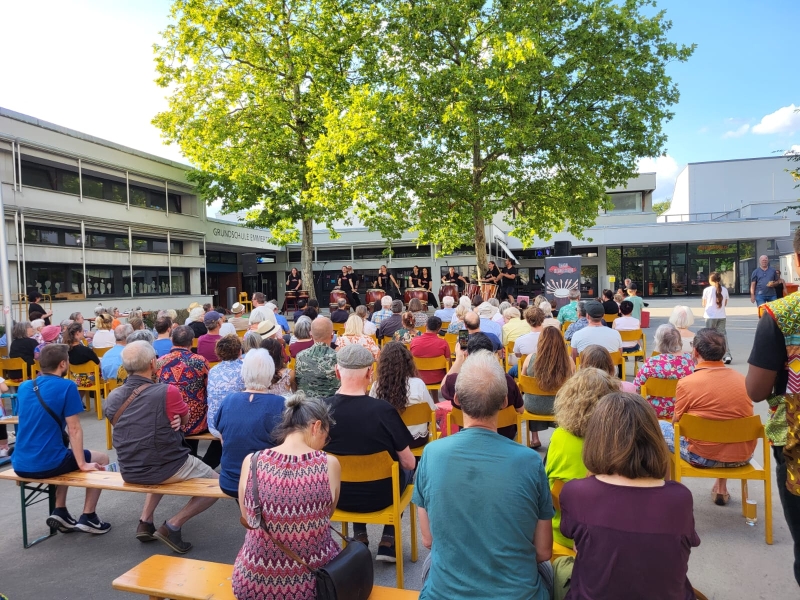 Alle Plätze waren besetzt bei der Eröffnung des 3. Emmertsgrunder Kultursommer (Foto: Fritz Zernik).