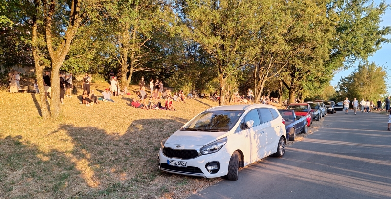 Sonnenfinsternis: Beobachter unterhalb des Sportplatz