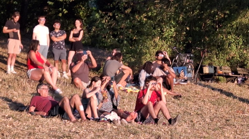 Sonnenfinsternis: Beobachter unterhalb des Sportplatz