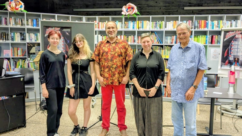 Die Akteure der Hausführung (v.l.n.r.): Anna Messer, Laura Fortuna Barton, Mika Barton, Elke Messer-Schillinger und Wilfried Rumpf (Foto: K. Barton)
