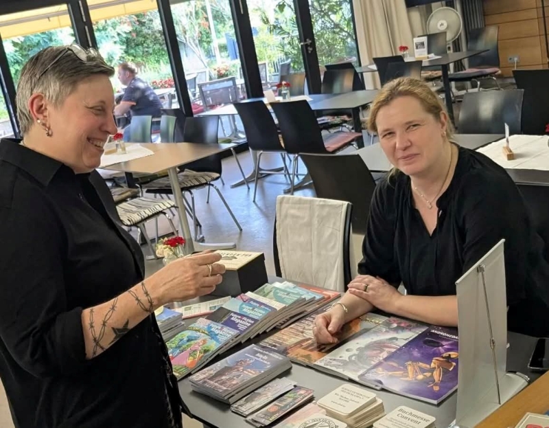 Elke Messer-Schillinger im Gespräch mit Sylvana Freyberg vom Science Fiction Club Deutschlands (Foto: M. Barton)