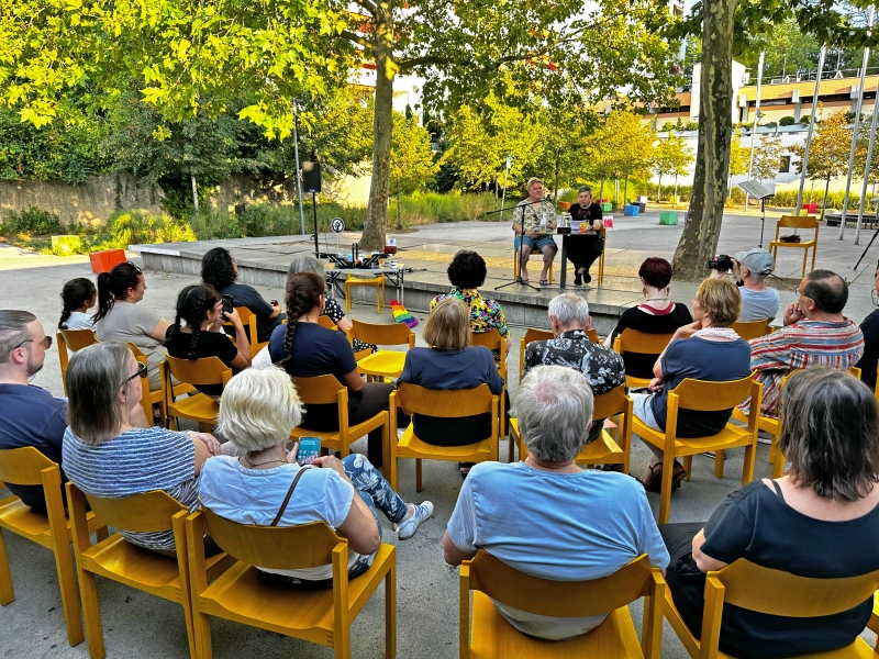 Die Lesung der Riot Writers vor dem Bürgerhaus