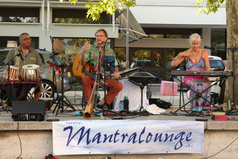 Mantralounge: Dalma Lima (Special Guest), Saka Kahl und Mohani Kaiser (von links)