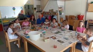 Die Ferienschule beim Besuch des Rotary Club Alte Brücke