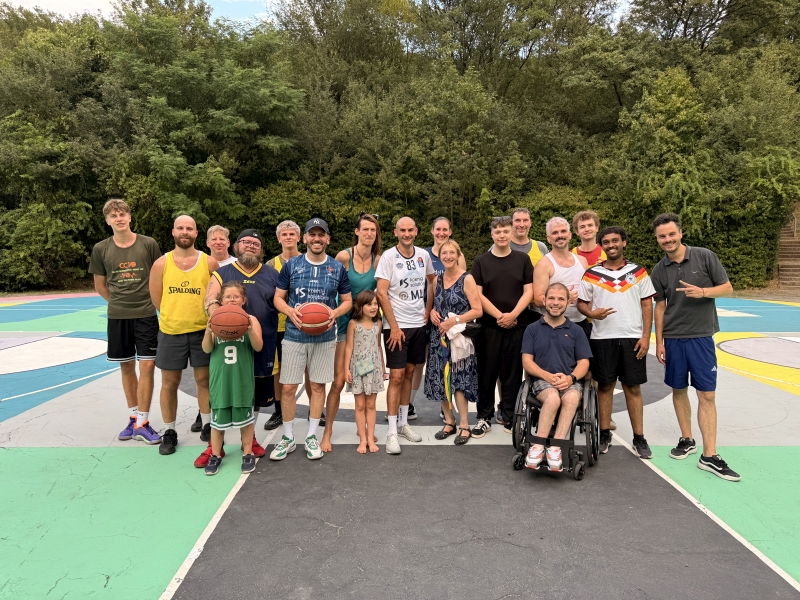 Bayaz (Mitte) umgeben von Sportsfreunden und gesellschaftspolitisch Aktiven aus den Bergstadtteilen.