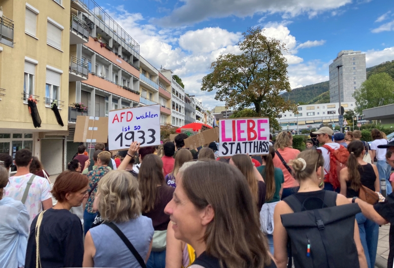 Liebe statt Hass war einer der Slogans, die die Demonstration prägten. Foto: wa