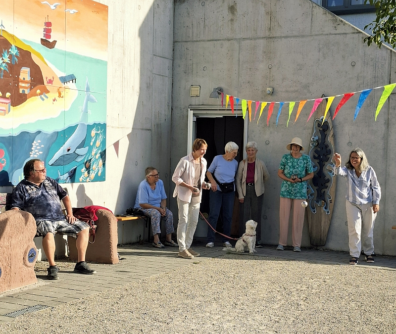 Stadtteilvorsitzende Renate Deutschmann (3. von links) und Pastorin Carmen Sanftleben (ganz rechts) beim Boule-Spielen