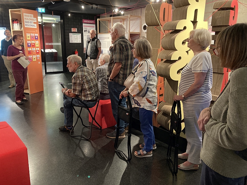 Gespannt folgen alle Gäste den Erzählungen und Ausführungen