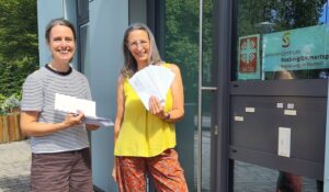 Annette Haring und Silke Dieterich haben über 350 Briefe eigenhändig kuvertiert und ausgetragen