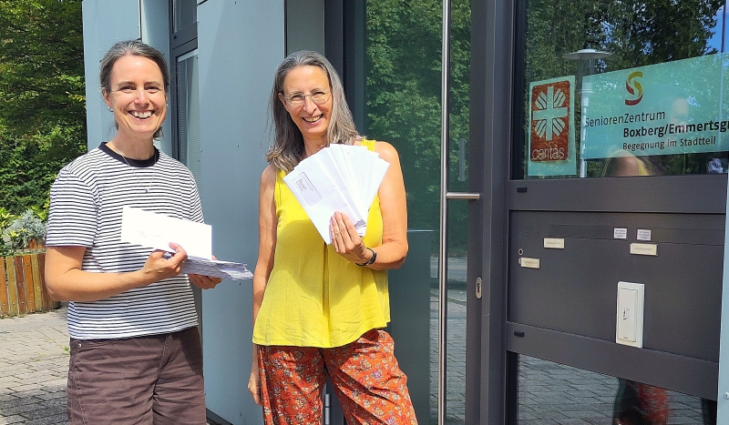 Annette Haring und Silke Dieterich haben über 350 Briefe eigenhändig kuvertiert und ausgetragen