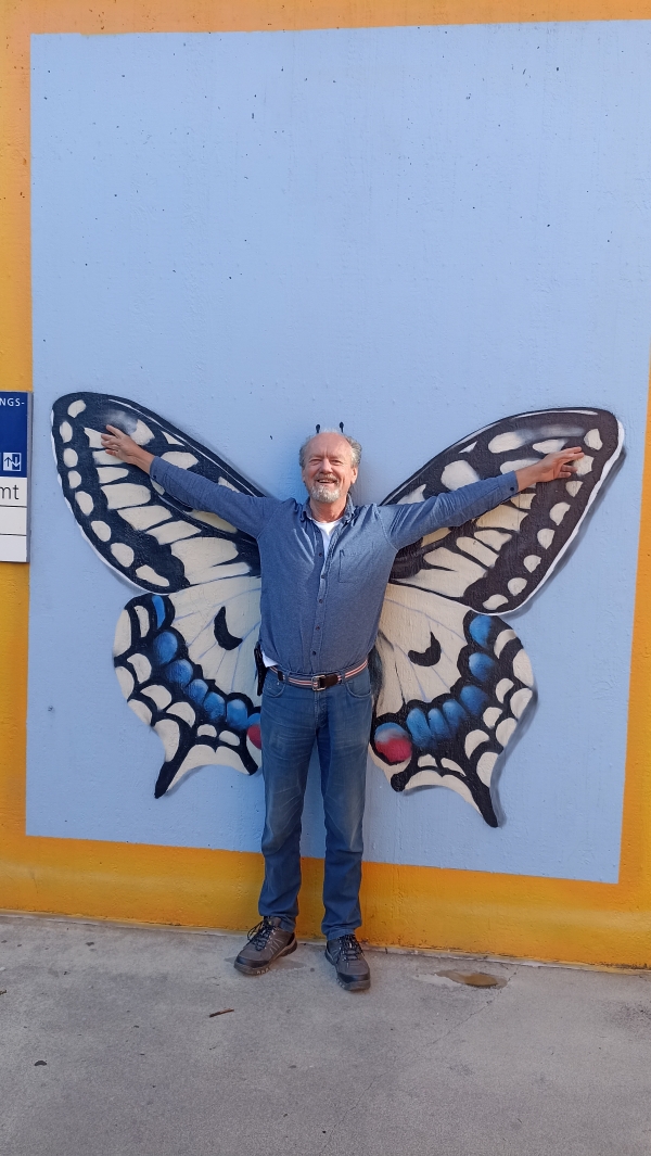 Sich in einen Schmetterling verwandeln.