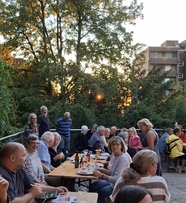 In den Musikpausen kamen viele der Gäste miteinander ins Gespräch.