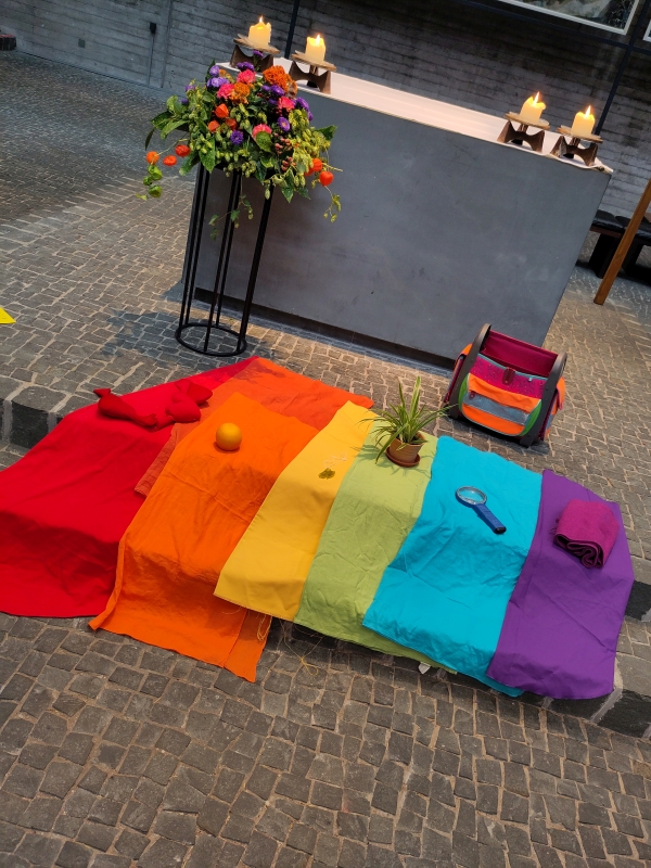 Die Farben des Regenbogens vor dem Altar