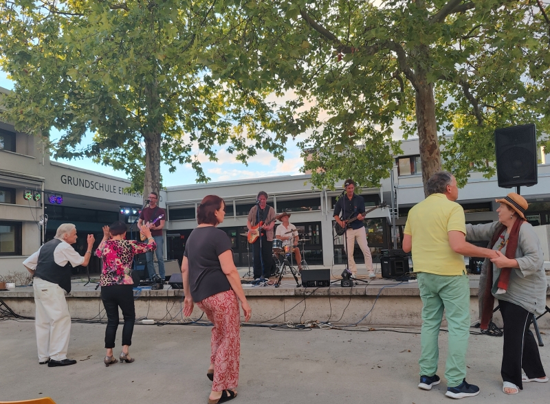 Ausgelassene Stimmung herrschte schon bei den ersten Songs der Band Curry Beat