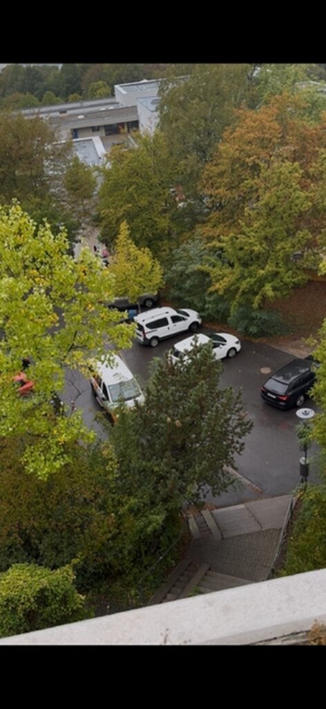 Verkehrswidrige geparkte Autos auf der unteren Etage