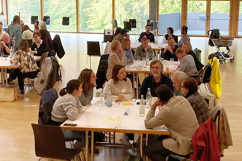 Gruppenarbeit an Thementischen. Foto: Weinmann-Abel.