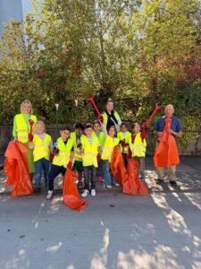 Kinder der zweiten Klasse mit Frau Giering, Frau Willkes und Herr Schlosser (hinten von links)