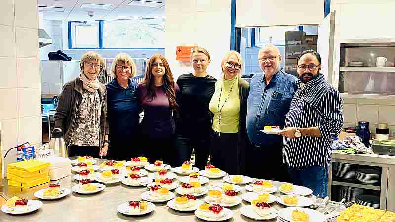 Ein Team von fleißigen Helfern an der Kuchentheke.