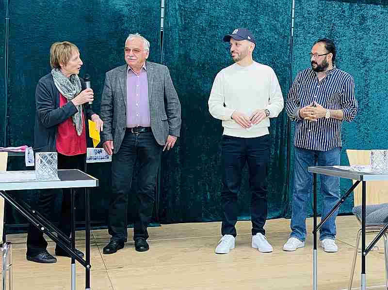 Das Organisations-Team auf der Bühne mit Stadtrat Bülent Teztiker (3. von links): Renate Deutschmann, Dr. Peter Libner, Jaswinder Pal Singh Rath (von links).