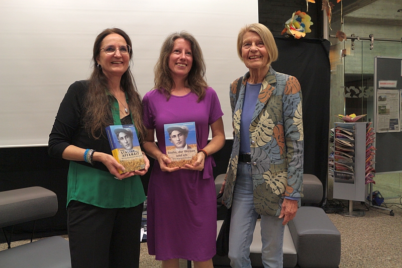 Die Autorin Catherine Koleda, ihre Übersetzerin Anne Thomas und Helga Pfetsch (City of Literature Heidelberg) (von links).