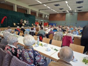 Die Waldparkhalle war gut gefüllt mit interessierten Seniorinnen und Senioren.