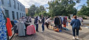 Beim Sommerflohmarkt kamen Nachbarinnen und Nachbarn ins Gespräch.
