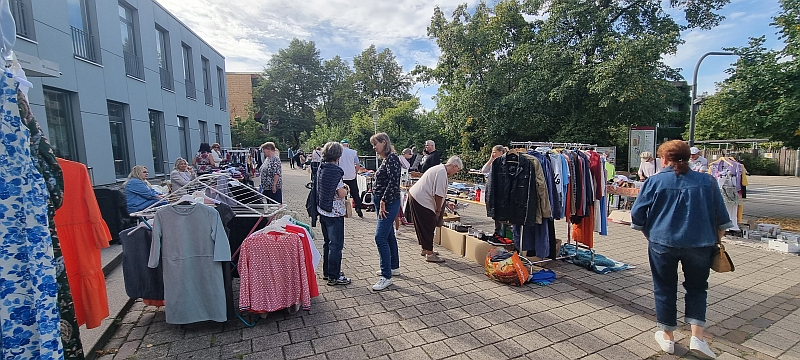 Beim Sommerflohmarkt kamen Nachbarinnen und Nachbarn ins Gespräch.